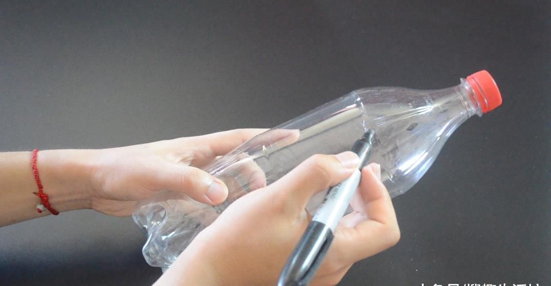 实用|大号塑料瓶别扔了, 剪一刀, 放在厨房里太实用了, 看到的人都夸好