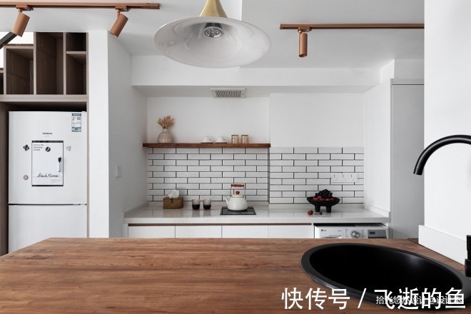 楼梯|20㎡小公寓,用定制板材打造柜体楼梯