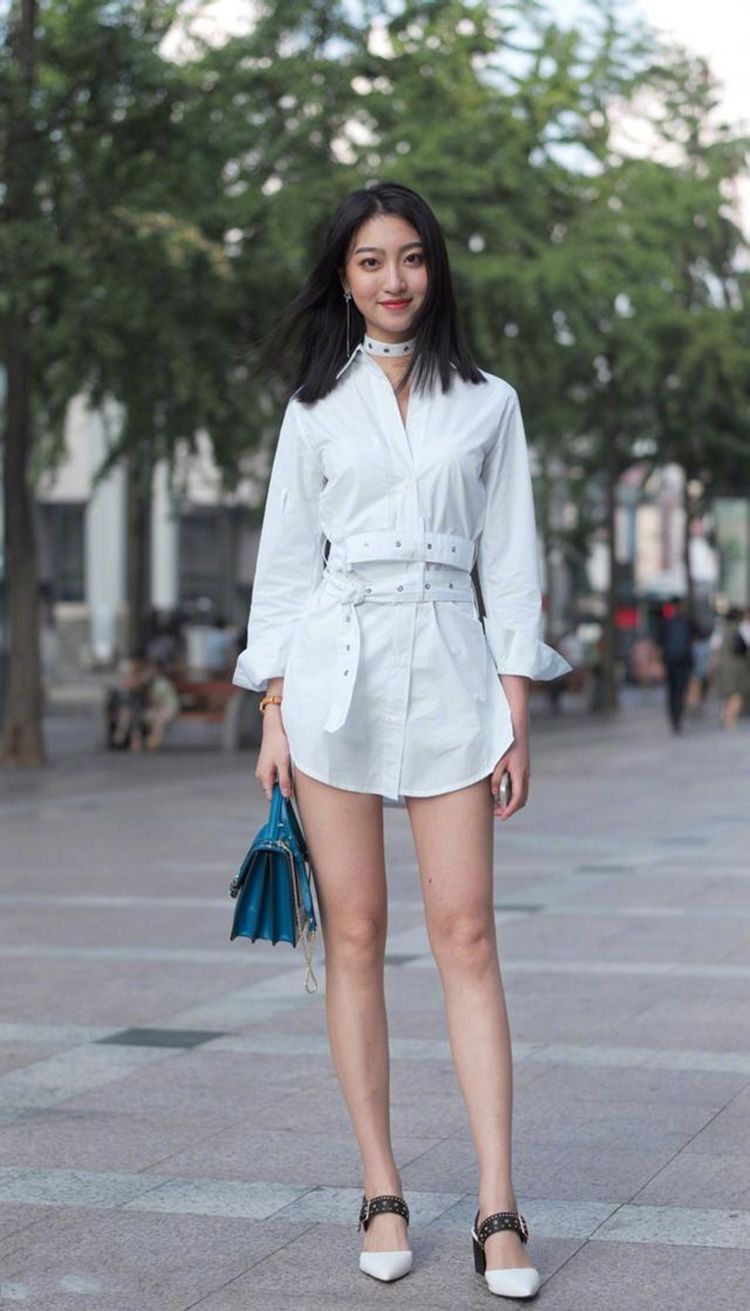 小肚腩|街拍:高腰黑色喇叭裤,关键点,显瘦裹住小肚腩