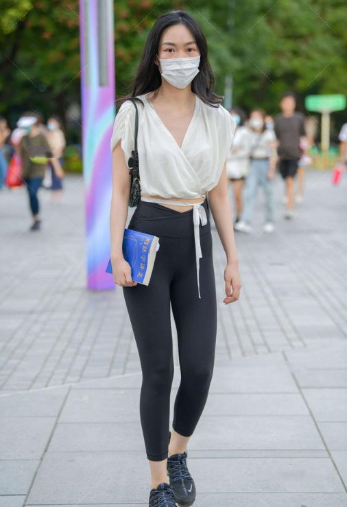 V领休闲衫，搭配黑色运动裤，时尚感十足