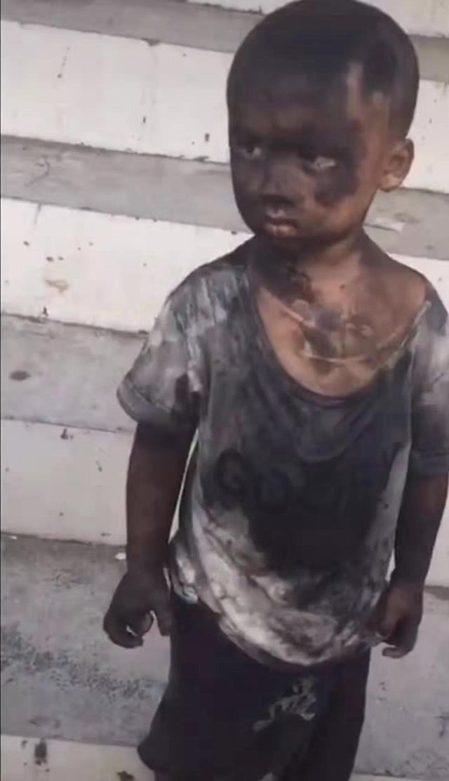 幼儿园|幼儿园放学,两个孩子一直没有人认领,亲妈瞅了十分钟没有认出来