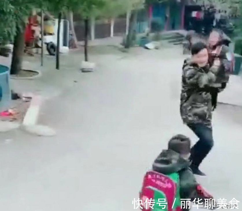 捣蛋鬼|“手忙脚乱奶爸”送3胞胎儿子上学走红,奶爸:一个头两个大