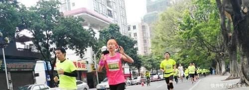跑步|坚持跑步好处多,但到底是晨跑好还是夜跑好?告诉你答案