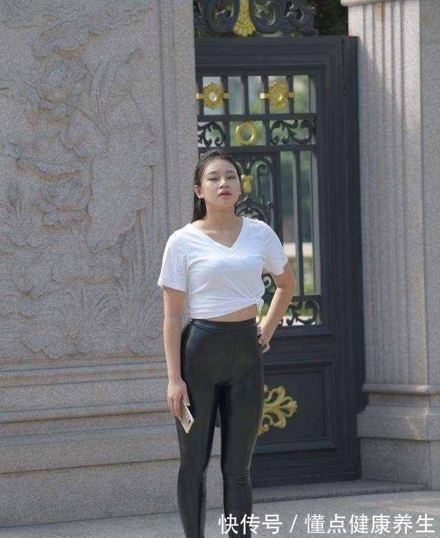 搭配 白色低胸短袖搭配黑色风格打底裤,整体造型美美哒,气质十足!