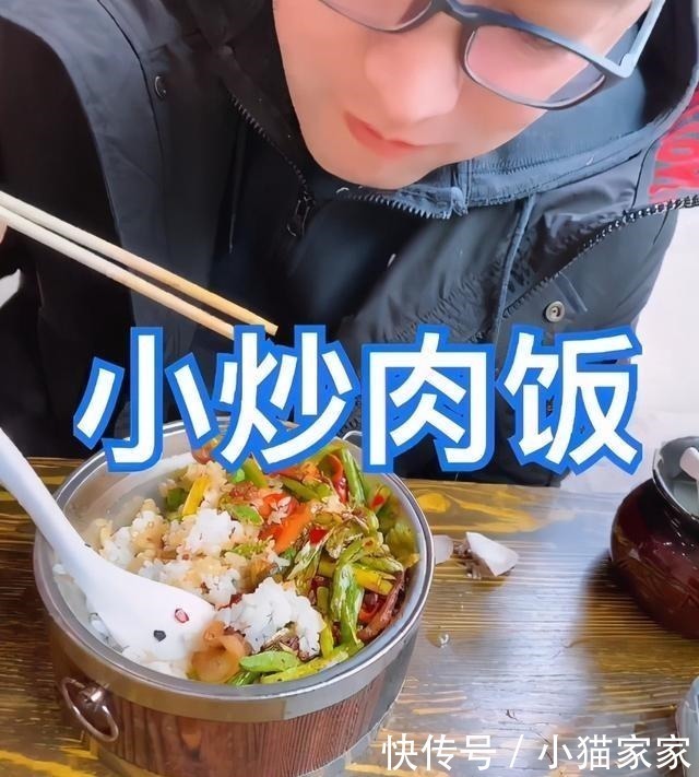 58岁黄安路边摊吃木桶饭!大方分享价格自嘲,曾穷到靠女人吃饭