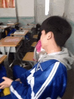 |搞笑GIF趣图:怀恋学生时期陪你一起犯二的朋友们