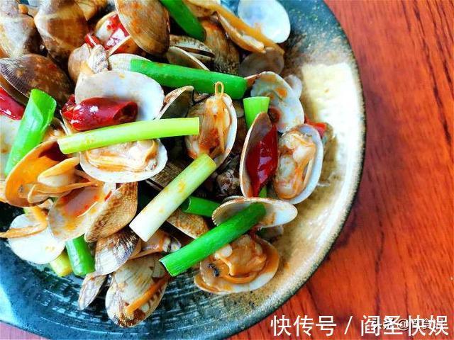 炒花蛤时,有人焯水,有人直接炒,大厨:都不对,教你正确做法
