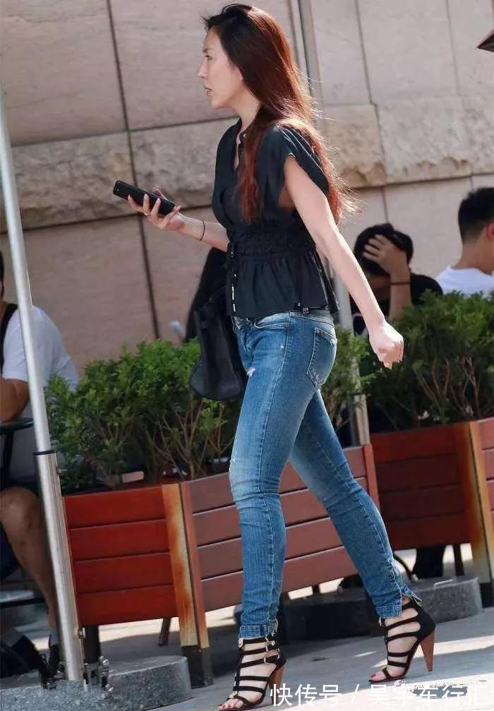 鱼尾 美女脚上搭配一双经典又百搭的高跟鞋,走在街头非常的美