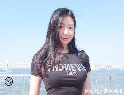 搭配|街拍:美丽大方动人的美女,搭配有致造型看起来更有魅力!