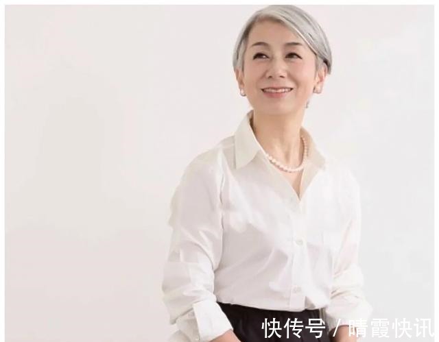 减龄 60岁左右的女人,过年别再烫“大妈卷”!四款减龄发型,更好看