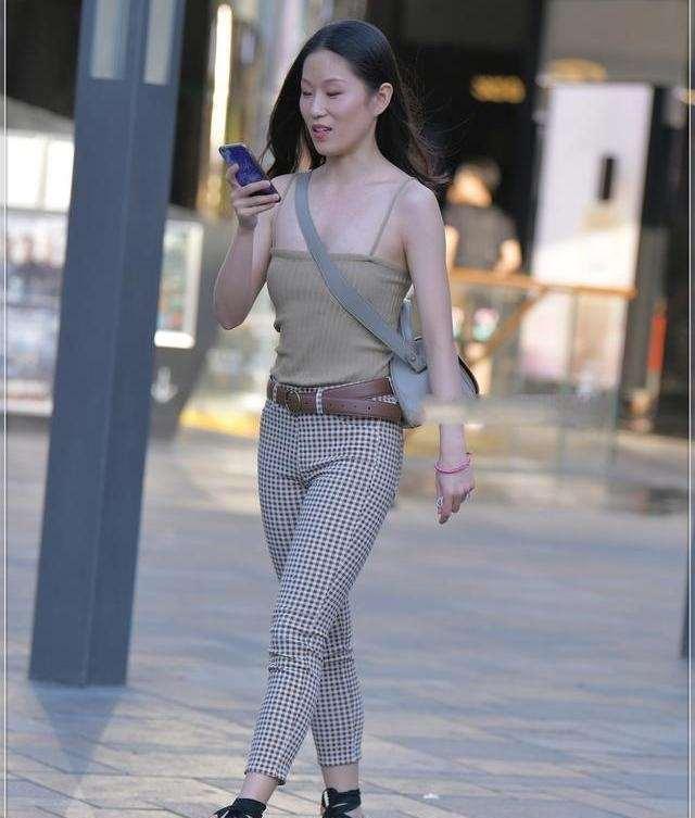 吊带 棕色性感吊带搭配棕色时尚打底裤,看似简单,千鸟格打底裤