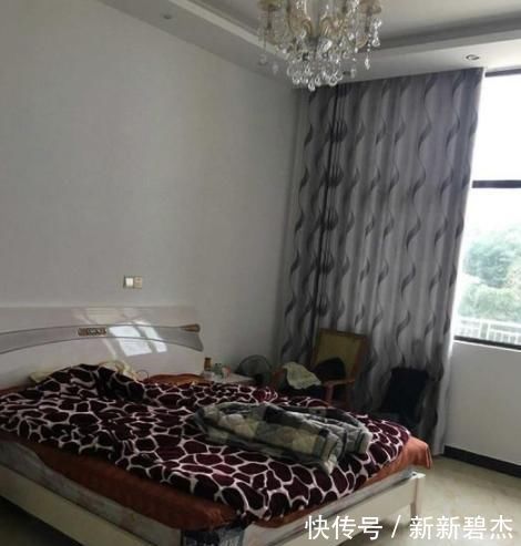 笑疯|农村爷爷独特别墅，真是“表里不一”，外面高大上，里面估计笑疯