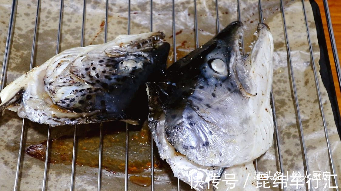 鱼头|9元买了一个三文鱼鱼头,这样烤着吃,外焦里嫩,吃着香
