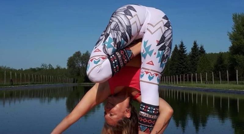 右脚跟|生活需要慢慢品味，早上不如练练瑜伽，舒展全身，让你神清气爽