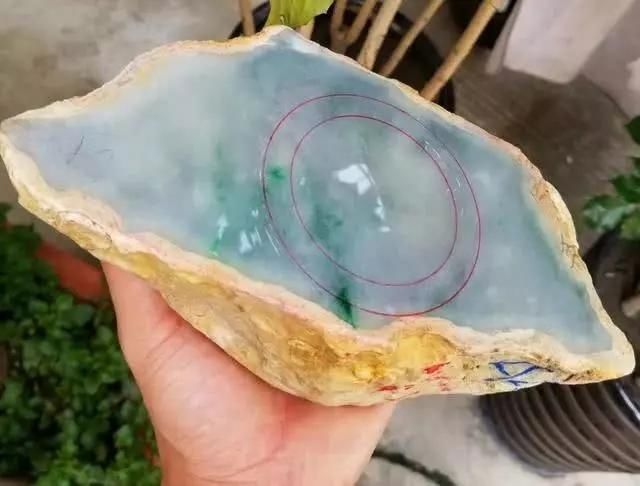 切出|麻蒙场口翡翠切出高冰种飘绿花手镯