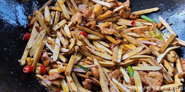 美味|几块钱的香干,和蒜苗、猪肉简单一炒,出锅下饭又美味