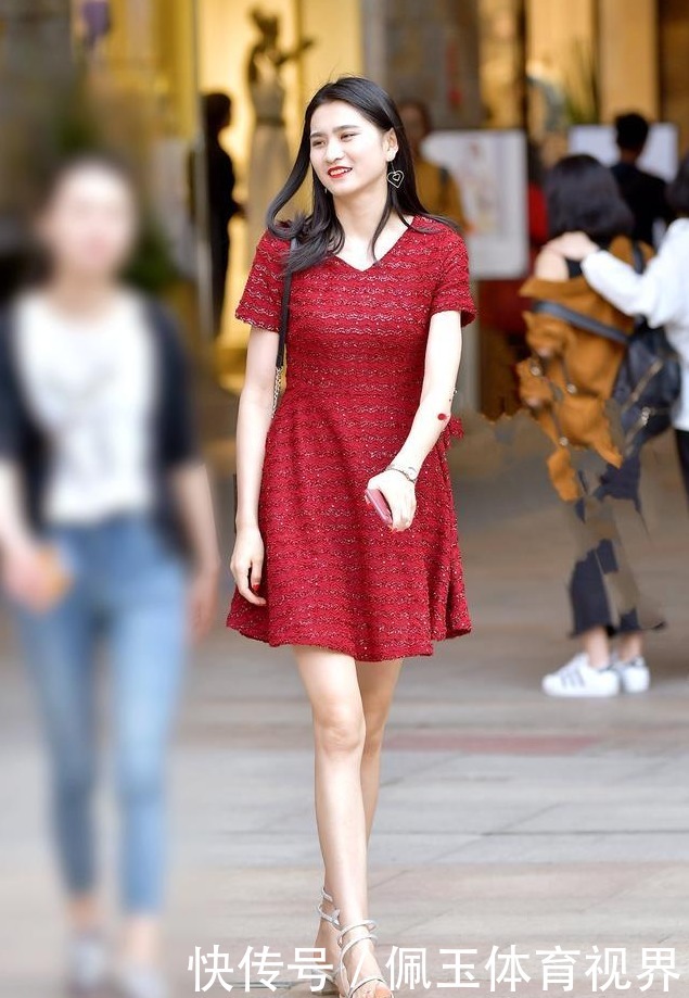 红色金丝条纹连衣裙，搭配凉鞋，凸显年轻减龄效果