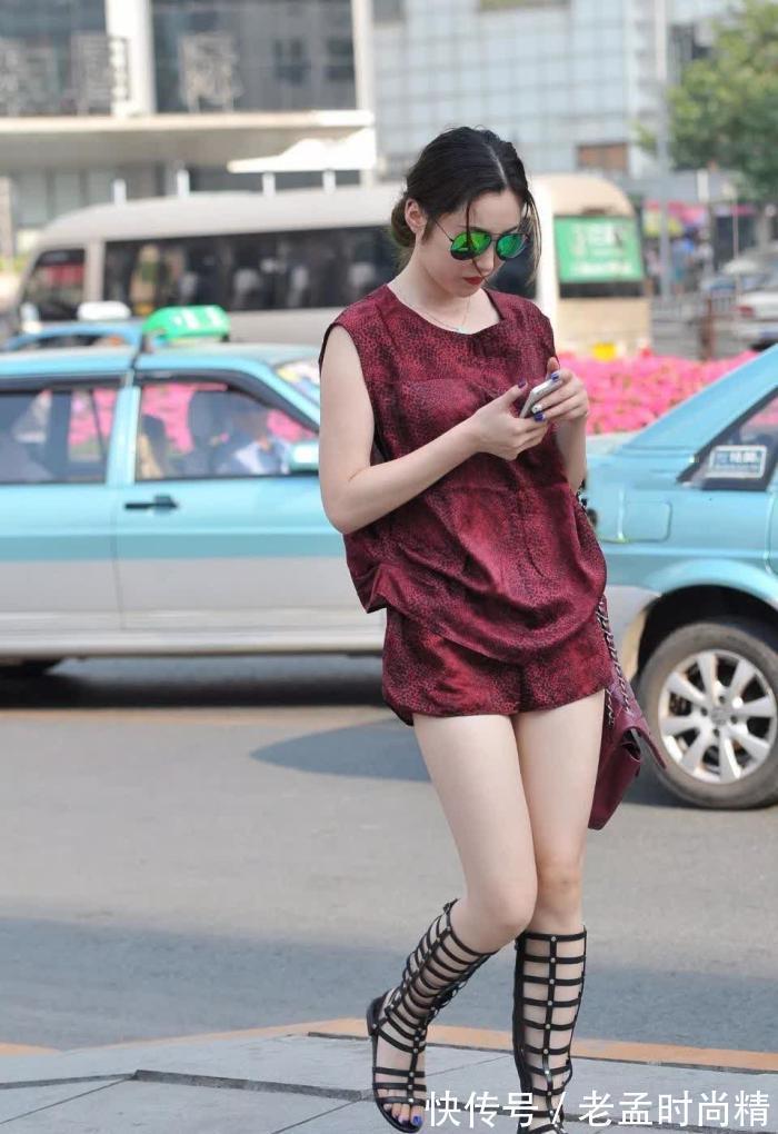 性感|街拍:酷酷的冷范儿美,紫红衣服的性感少妇