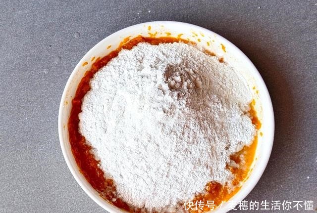 南瓜饼最好吃的做法,外酥里糯,个个鼓大泡,放凉也不塌