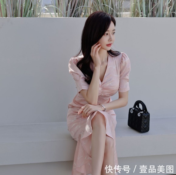 时尚&女神孙允珠时尚搭配:微甜蜜桃科尔多瓦经典刺绣裙