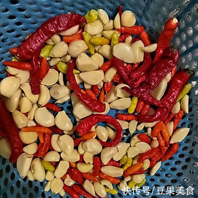 我家做自制蒜蓉辣椒酱?就用这个方法,解馋又营养