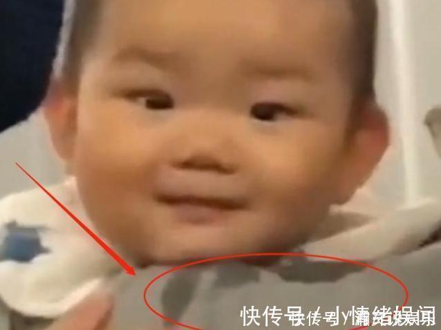 爸爸|“口水宝宝”高铁上看人吃东西,馋虫被勾出来,爸爸肩膀全是口水