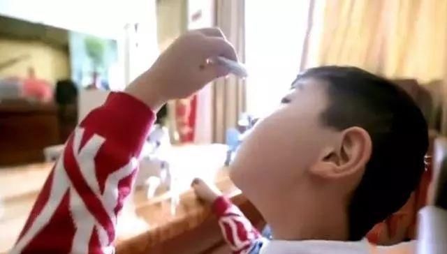 滴入|儿子把502胶水滴入眼里,爸爸的紧急处理方式,医生称赞有常识