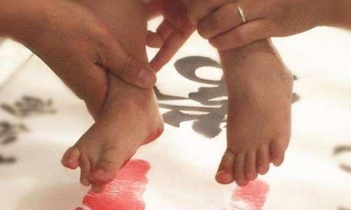 填出生证明把女儿名字写错,上户口时错上加错,宝妈:别改了