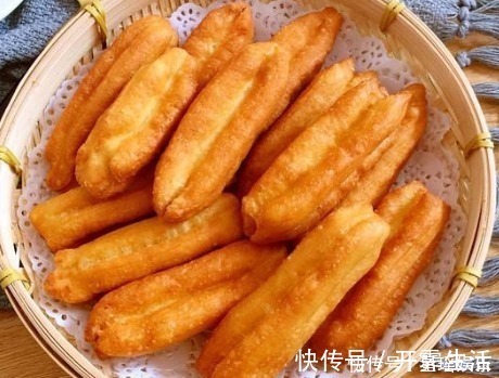 黄油|炸油条时，别加酵母和黄油了，早餐店老板：教你一招，金黄香酥脆