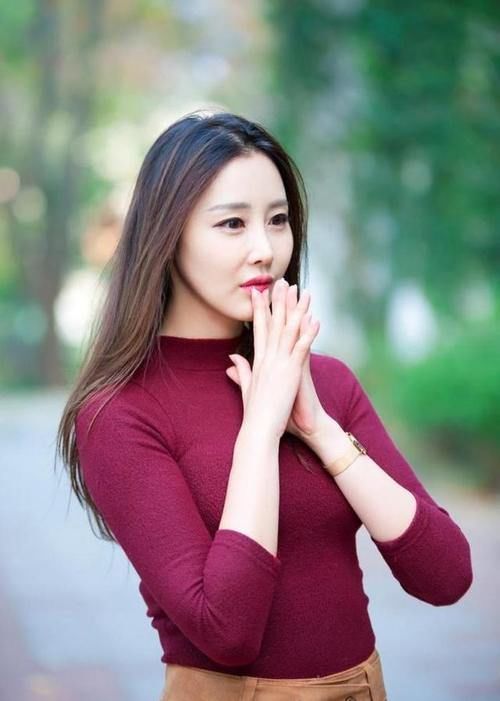  保暖|美女穿搭：小姐姐爱穿红色保暖衫搭配浅黄色短裙， 时尚复古， 青春减龄