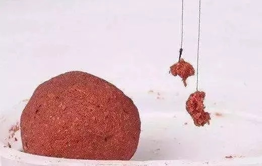 冬季钓鱼如何用饵?老钓友悄悄告诉你3招,学会整个冬季不空军