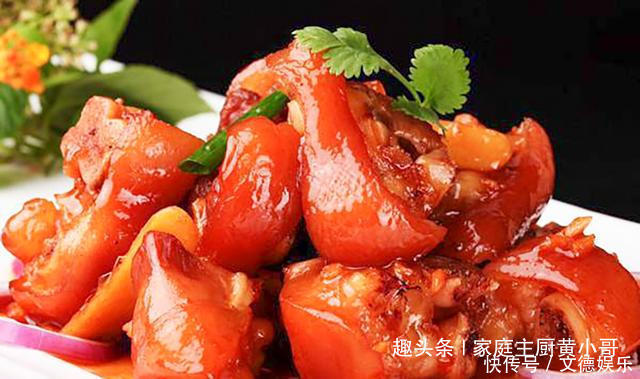 炖猪蹄时,不可直接放盐,多加一味料,猪肉软烂香味入骨
