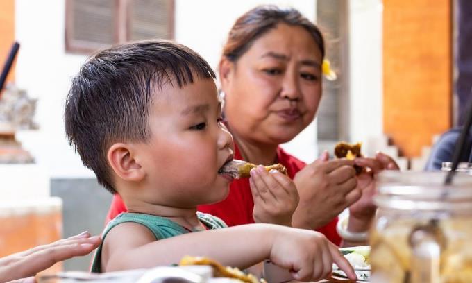一日三餐|孩子1岁后,家长要避免4个错误行为,以免耽误孩子长高,别不懂
