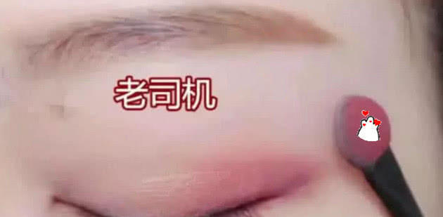 新手|同样是化妆,新手VS大佬,网友这就是人与人之间的差距吧!