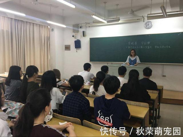 卫生巾|小学女生跟男生吵架,遇上初次月经!班上同学一无所知