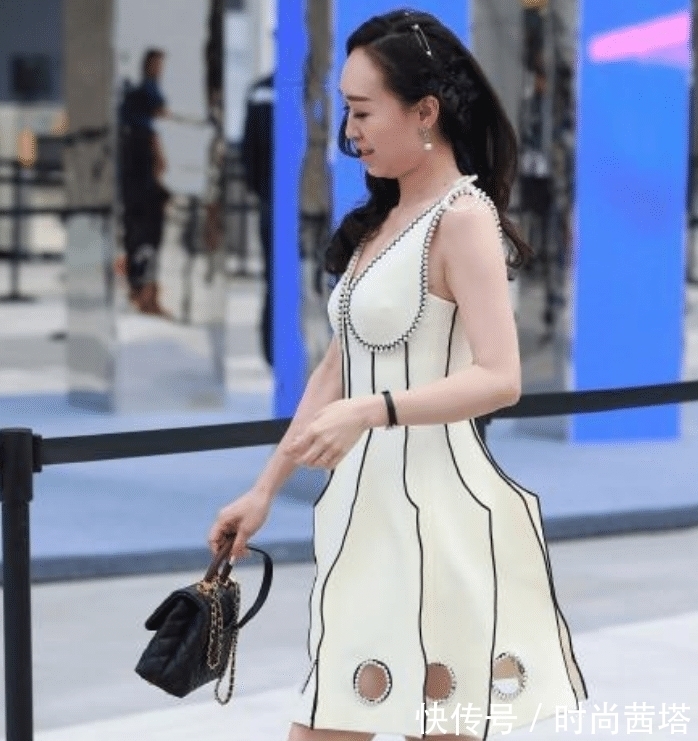 小姐姐 阿姨年纪大了还要追求时尚,给裙子挖了这么多洞,这样的衣服该怎么穿?