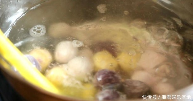 倒入|甜品店仙草水果捞的秘制配方,做法简单,清热降暑,成本才几块钱