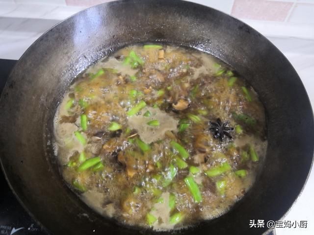 焖饭|夏季厨房热，宝妈给家人做营养一锅出，有肉有菜有主食，太香了