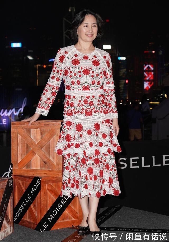 繁杂 59岁何超琼气质真好,穿那么花的大衣真接地气,配短发像邻家大妈