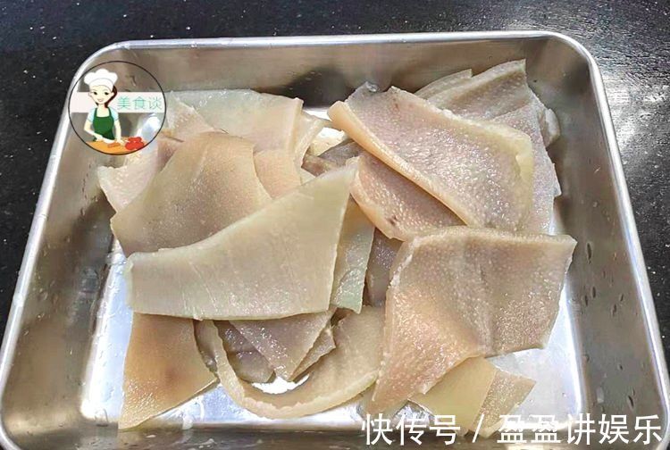 卤猪皮|猪皮别扔掉,学会此做法,一次做10斤存冰箱,随吃随取,好吃省事