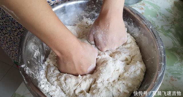 做馒头时,只加酵母是错误的,牢记3个小窍门,馒头香软又好吃
