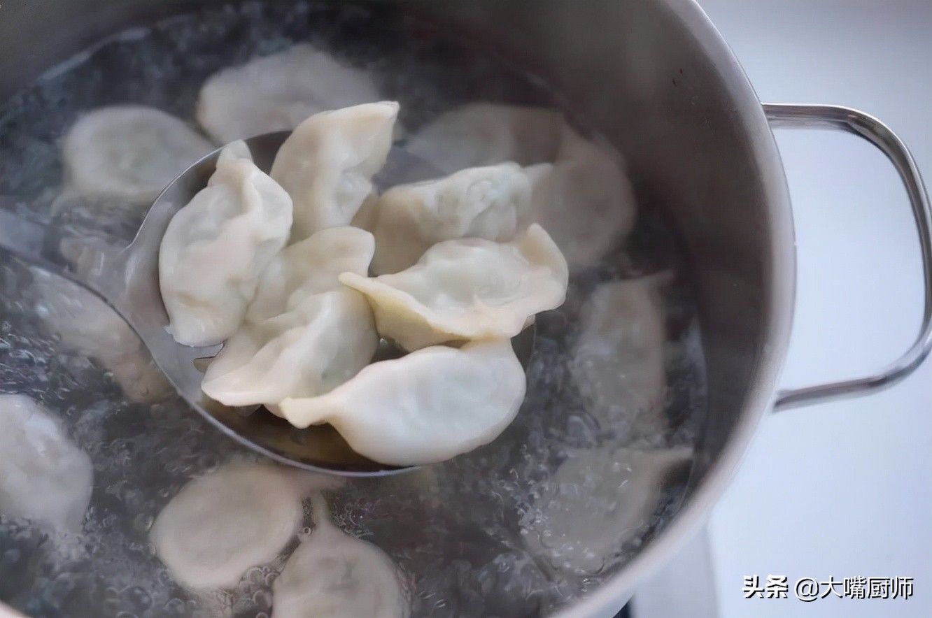 煮饺子要不要盖锅盖？什么时候盖？不懂的要看看，难怪总是煮破皮