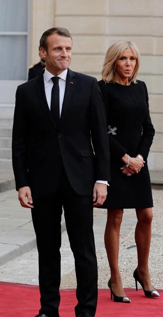 盘发|法国第一夫人整容后又换盘发造型,穿千鸟格套装精致干练,不像66