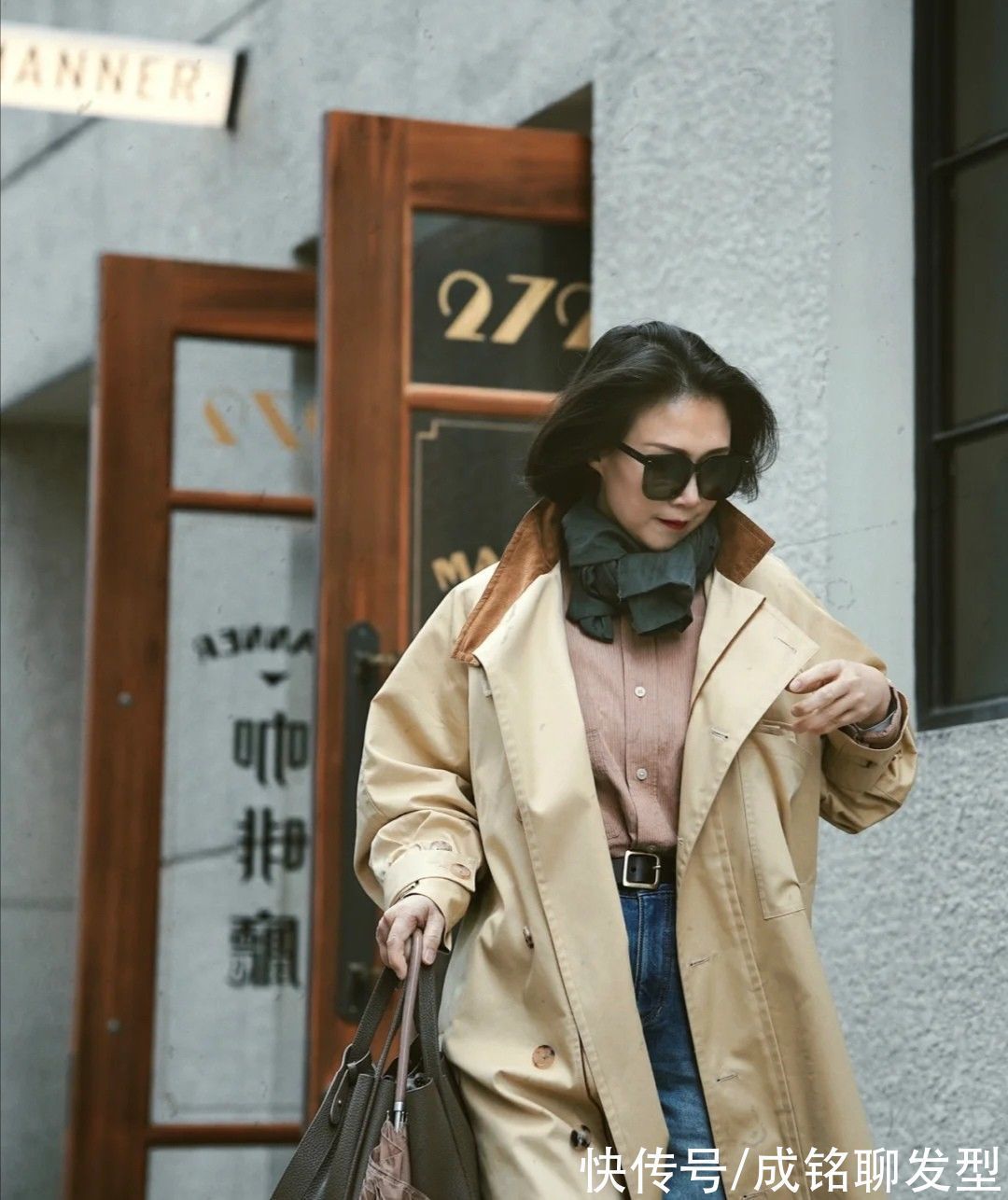 单品 五六十岁的女人别总穿黑色！学学这些中年妈妈的穿搭，时尚显年轻