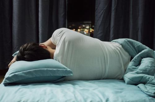 这2种睡姿是健康的“头号杀手”老年人尽量远离！长寿会与你相伴