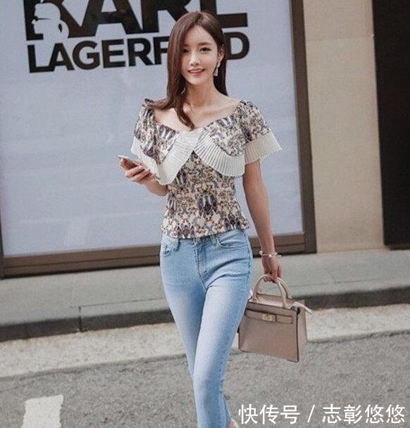 紧身牛仔裤美女:拥有一条紧身牛仔裤,展现女性满满的活力