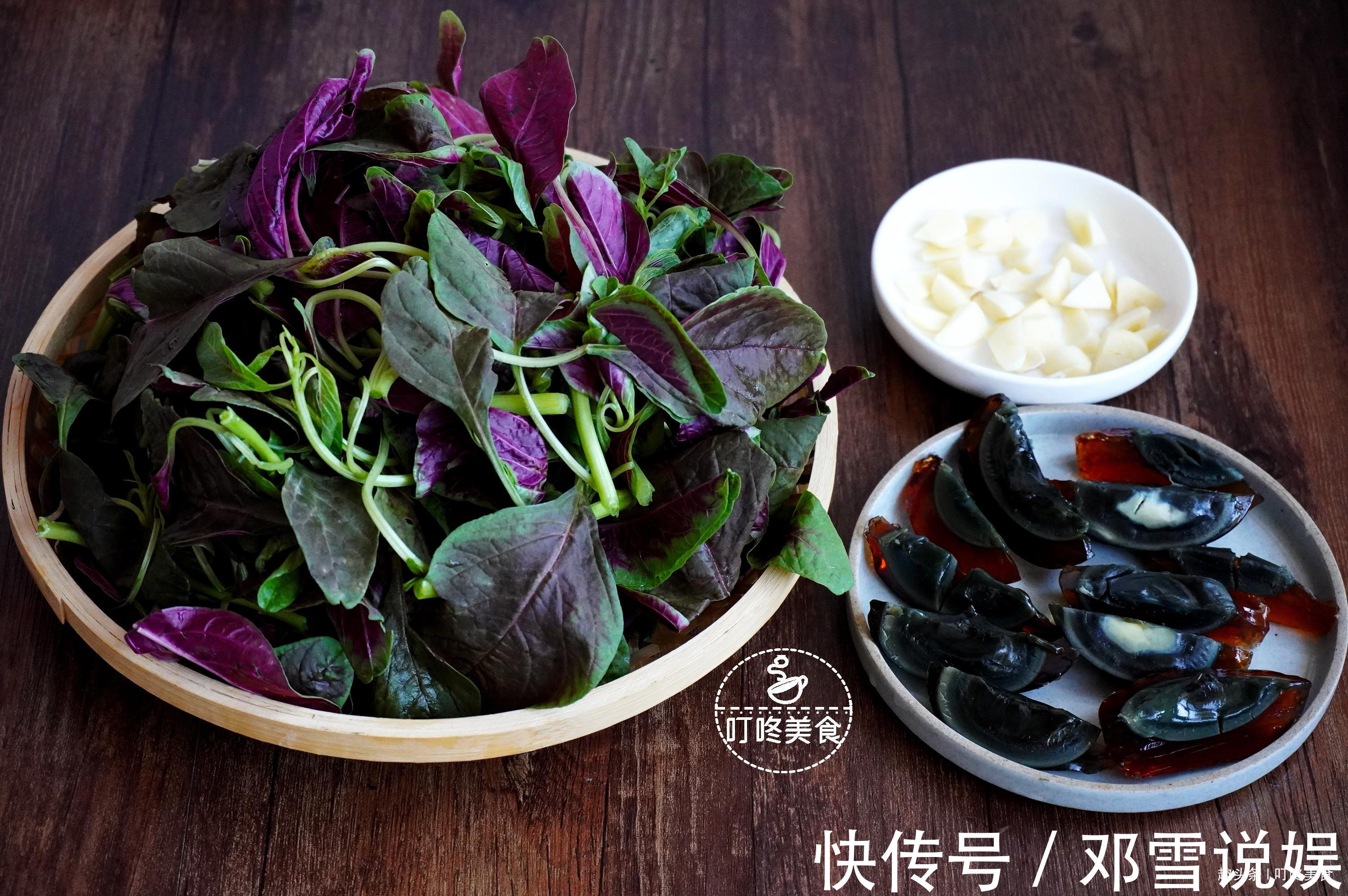 苋菜和皮蛋真是绝配，简单一炒太香了，每回上桌，几下就光盘