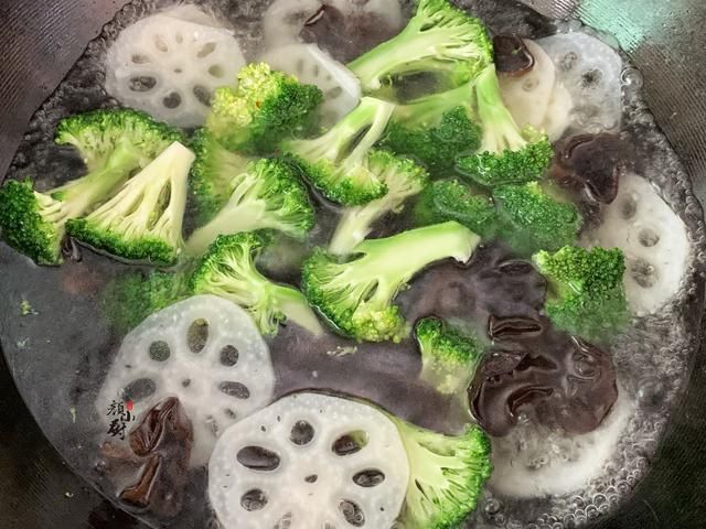 健康|天热最爱这个菜，拌一拌10分钟搞定，健康美味，香到口水直流