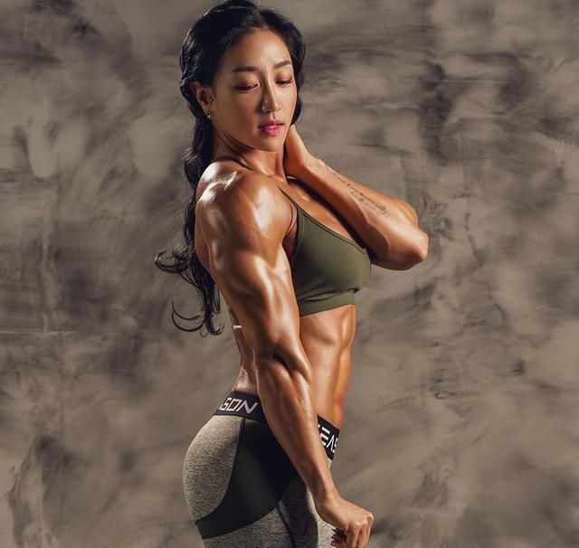 引体向上|36岁的女子，坚持健身8年，肌肉健美，美貌与力量的化身