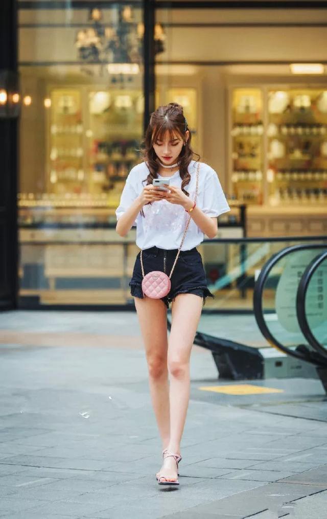 高跟鞋|小姐姐纯白色的衬衫,搭配小格子的半身裙,显得既时尚又复古